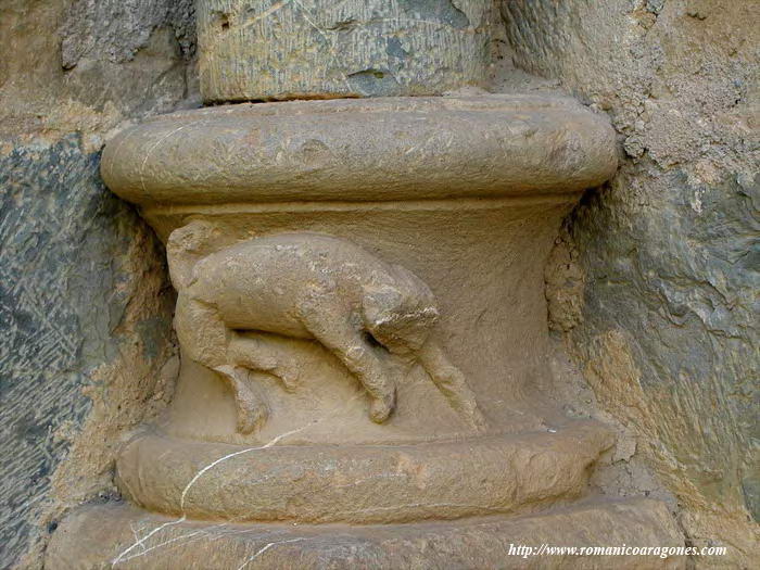 DETALLE ESCULTURA EN LA BASA NORTE